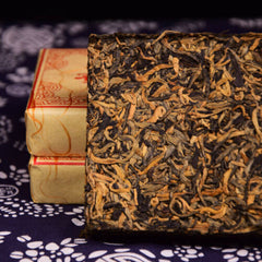 HelloYoung Fengqing Dian Hong Golden Buds Dianhong Yunnan Dian Hong Black Tea Brick 250g