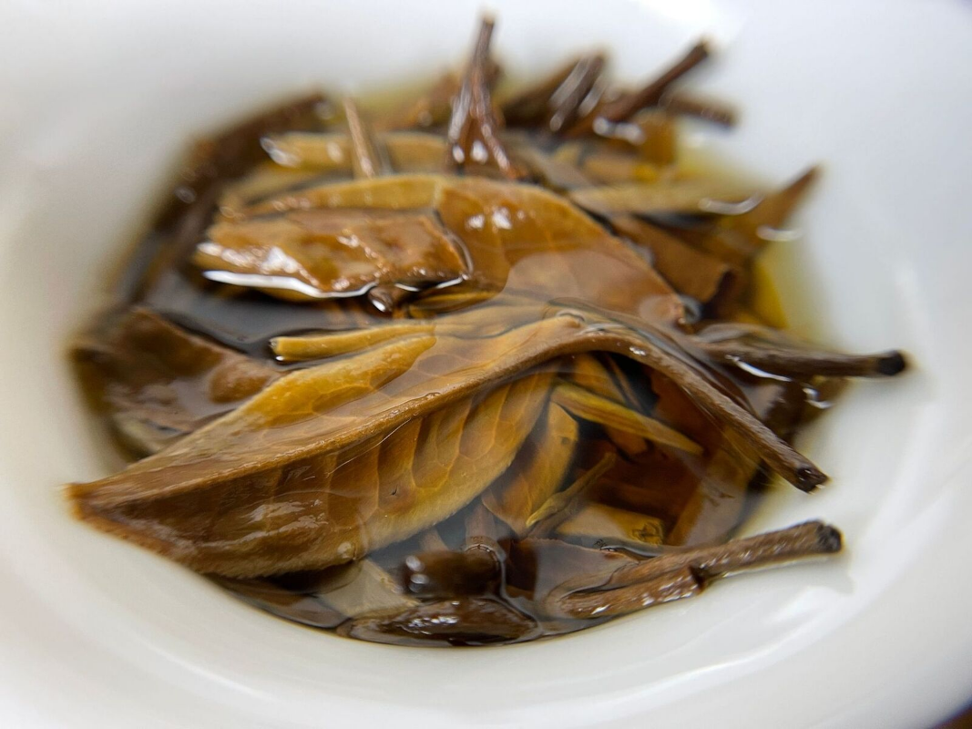 HelloYoung Yunnan Moonlight White Tea Cake White Peony 357g