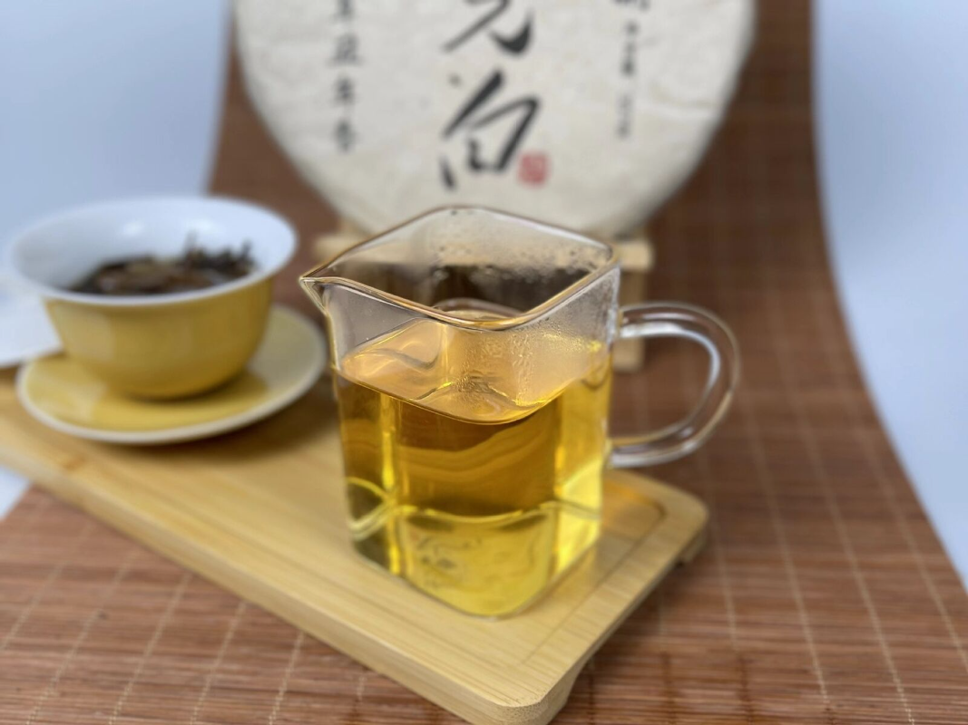 HelloYoung Yunnan Moonlight White Tea Cake White Peony 357g