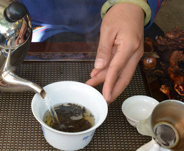 云南 Puerh tea purple bud tea raw tea 357 grams cake spring tea purple tea Jinggu
