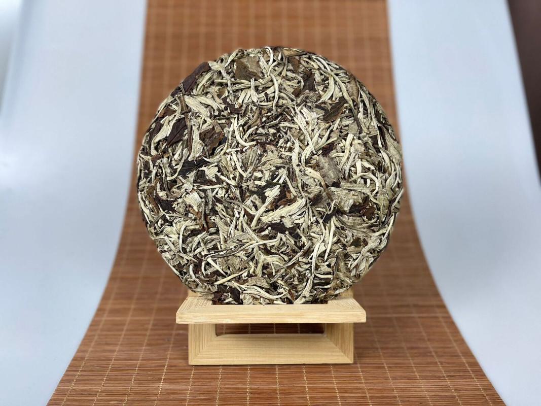 HelloYoung Yunnan Moonlight White Tea Cake White Peony 357g