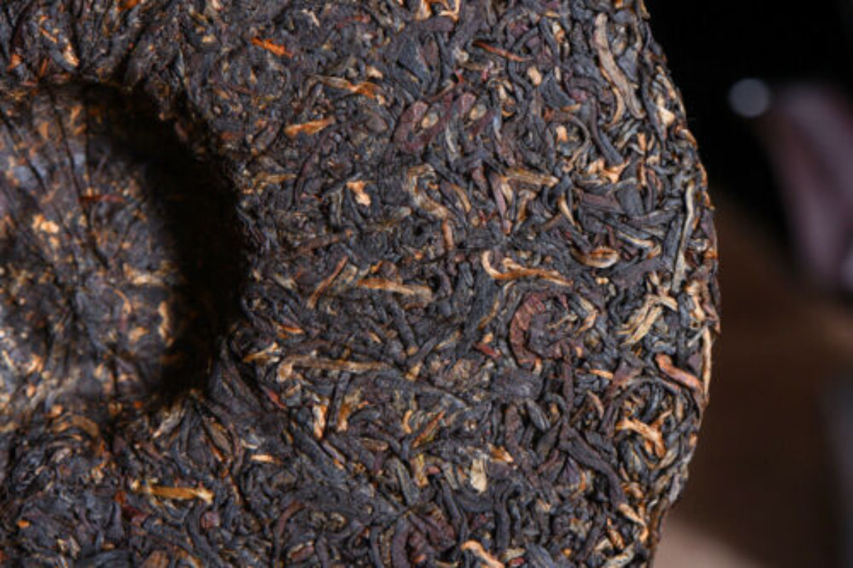 HelloYoung Yunnan Sun Dried Ancient Arbor Tree Tea 357g Dianhong Dian Hong Black Tea Cake