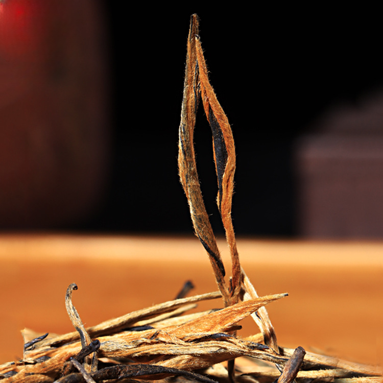 HelloYoung Yunnan Fengqing DianHong tea Pine Needle Un bourgeon une feuille Golden Needle