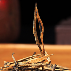 HelloYoung Yunnan Fengqing DianHong tea Pine Needle Un bourgeon une feuille Golden Needle