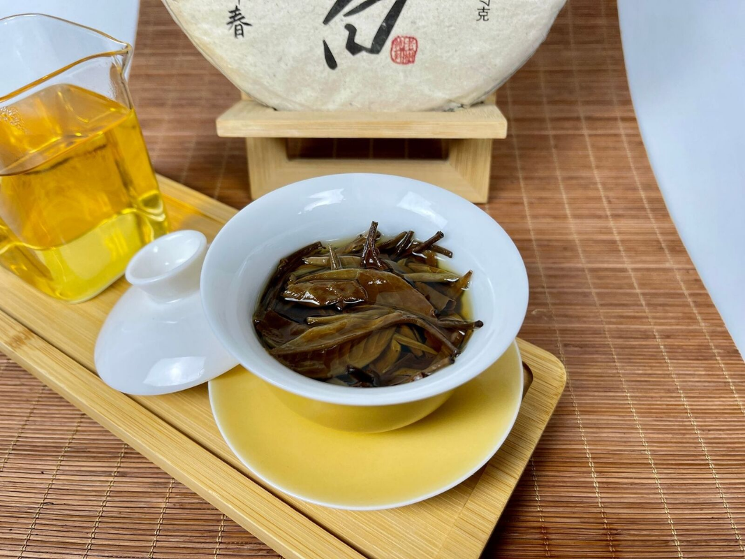 HelloYoung Yunnan Moonlight White Tea Cake White Peony 357g