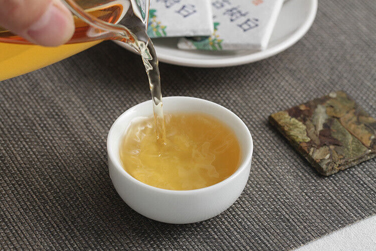 HelloYoung 500g Yunnan tea old tree white tea 8g small square brick (Chong) white tea