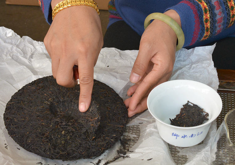 云南 Puerh tea purple bud tea raw tea 357 grams cake spring tea purple tea Jinggu