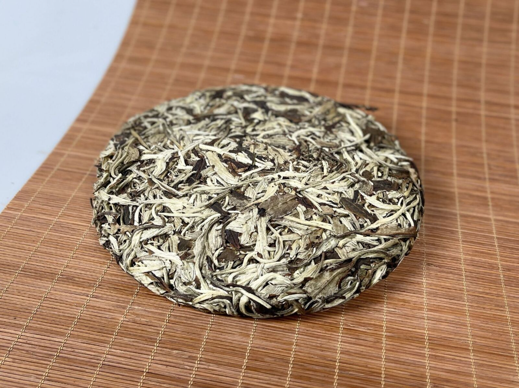 HelloYoung Yunnan Moonlight White Tea Cake White Peony 357g