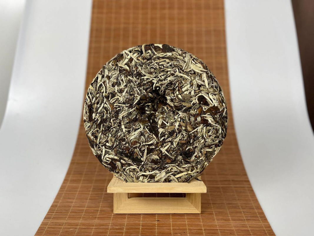 HelloYoung Yunnan Moonlight White Tea Cake White Peony 357g