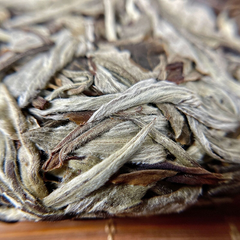 HelloYoung Yunnan Moonlight White Tea Cake White Peony 357g