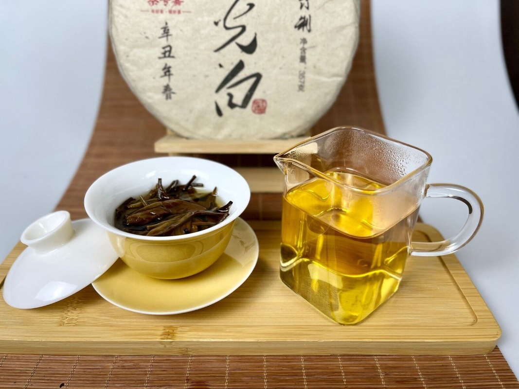 HelloYoung Yunnan Moonlight White Tea Cake White Peony 357g