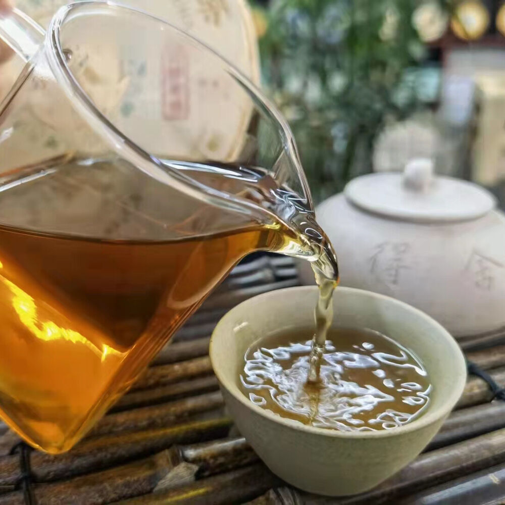 357g Yunnan Aged Pu-erh Raw Tea Cake  Hundred Year Old Tree Raw Puerh Tea