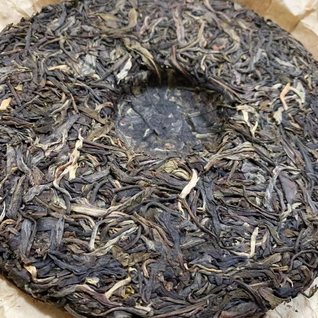357g Yunnan Pu-erh Tea Yiwu Old Pu-erh Raw Tea Cake Wild Aged Puer Cake Tea
